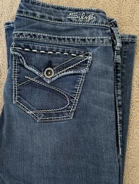 👖 Silver Jeans Blue Denim w/ Contrast Stitching